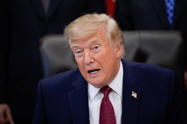 US President Donald Trump makes an announcement with Secretary of Commerce Howard Lutnick in the Oval Office of the White House in Washington on September 30, 2026. The Trump Administration announced South Korea will invest $54 billion toward the Alaska Liquefied Natural Gas (LNG) project as part of a broader $200 billion investment in U.S. energy projects.  WASP20260930155 YURIxGRIPAS