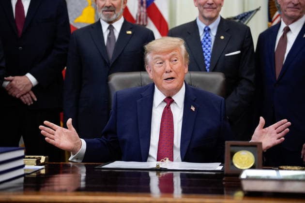 Donald Trump Makes an Announcement - Washington US President Donald Trump makes an announcement with Secretary of Commerce Howard Lutnick in the Oval Office of the White House in Washington on September 30, 2026. Photo by Yuri Gripas ABACAPRESS.COM Washington  Copyright: xPool ABACAx