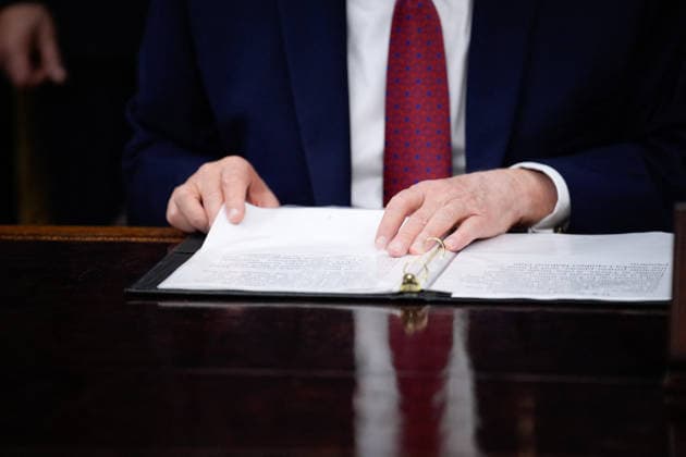 Donald Trump Makes an Announcement - Washington US President Donald Trump makes an announcement with Secretary of Commerce Howard Lutnick in the Oval Office of the White House in Washington on September 30, 2026. Photo by Yuri Gripas ABACAPRESS.COM Washington  Copyright: xPool ABACAx