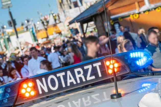 Fire department and emergency medical technician on the scene, medical emergency at the Wiesn, flashing lights, Oktoberfest, Munich, September 30, 2026 Germany, Munich, September 30, 2026, fire department and emergency medical technician on the scene, medical emergency at the Wiesn, flashing lights, Oktoberfest, Bavarian, folk festival, Bavaria,