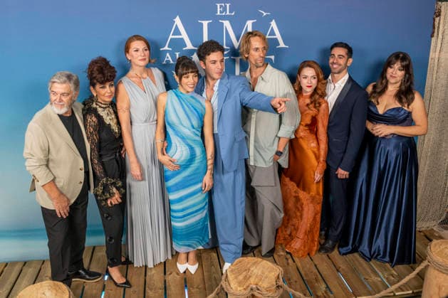 September 30, 2026, Madrid, Madrid, Spain: (L-R) ANTONIO MM - INMA LA CARBONERA - MIRIAM MADRID - AMANDA DIGON - PEPE NUFRIO - HUGO RUIZ - LYDIA FAIREN - NATAN SEGADO and INES LEON attend the premiere of the musical EL ALMA AL AIRE, featuring songs by Alejandro Sanz, at the Teatro Ocaso Coliseum in Madrid on September 30, 2026, in Madrid, Spain. Madrid Spain  - ZUMAc312 20260930_zsp_c312_006 Copyright: xOscarxManuelxSanchezx