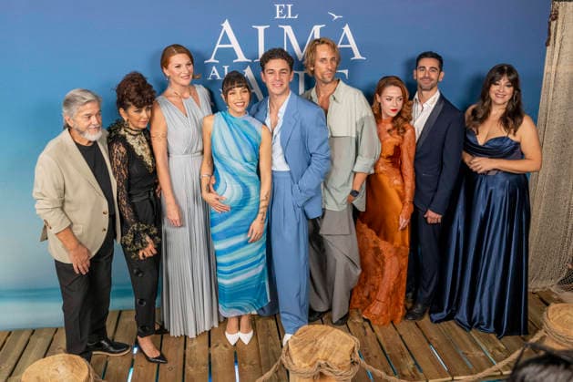 September 30, 2026, Madrid, Madrid, Spain: (L-R) ANTONIO MM - INMA LA CARBONERA - MIRIAM MADRID - AMANDA DIGON - PEPE NUFRIO - HUGO RUIZ - LYDIA FAIREN - NATAN SEGADO and INES LEON attend the premiere of the musical EL ALMA AL AIRE, featuring songs by Alejandro Sanz, at the Teatro Ocaso Coliseum in Madrid on September 30, 2026, in Madrid, Spain. Madrid Spain  - ZUMAc312 20260930_zsp_c312_020 Copyright: xOscarxManuelxSanchezx