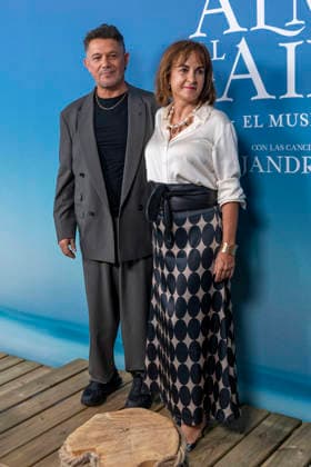 September 30, 2026, Madrid, Madrid, Spain: ALEJANDRO SANZ and General Director YOLANDA PEREZ ABEJON attend the premiere of the musical EL ALMA AL AIRE, featuring songs by Alejandro Sanz, at the Teatro Ocaso Coliseum in Madrid on September 30, 2026, in Madrid, Spain. Madrid Spain  - ZUMAc312 20260930_zsp_c312_037 Copyright: xOscarxManuelxSanchezx