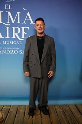 Premiere of the musical El alma al aire, featuring songs by Alejandro Sanz Alejandro Sanz during the premiere of the musical El alma al aire at the Ocaso Coliseum Theater on September 30, 2026, in Madrid, Spain. This new musical, inspired by the songs of Alejandro Sanz, transforms some of the most iconic tracks of his career into the driving force behind a moving story, relatable, and deeply human. A theatrical journey that speaks of freedom, the bonds that sustain us, and the courage needed to pursue what truly matters. MUSICAL PHOTOCALL Madrid, Madrid, Spain Copyright: xFranciscoxGuerrax 7811511