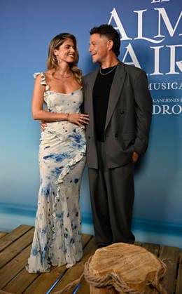 Premiere of the musical El alma al aire, featuring songs by Alejandro Sanz Alejandro Sanz and Stephanie Cayo during the premiere of the musical El alma al aire at the Ocaso Coliseum Theater on September 30, 2026, in Madrid, Spain. This new musical, inspired by the songs of Alejandro Sanz, transforms some of the most iconic tracks of his career into the driving force behind a moving story, relatable, and deeply human. A theatrical journey that speaks of freedom, the bonds that sustain us, and the courage needed to pursue what truly matters. MUSICAL PHOTOCALL Madrid, Spain Copyright: xFranciscoxGuerrax 7811503