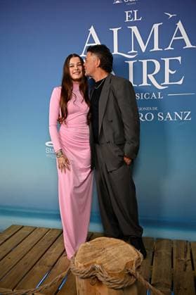 Premiere of the musical El alma al aire, featuring songs by Alejandro Sanz Alejandro Sanz and his daughter Manuela at the premiere of the musical El alma al aire at the Ocaso Coliseum Theater on September 30, 2026, in Madrid, Spain. This new musical, inspired by the songs of Alejandro Sanz, transforms some of the most iconic tracks of his career into the driving force behind a moving story, relatable, and deeply human. A theatrical journey that speaks of freedom, the bonds that sustain us, and the courage needed to pursue what truly matters. MUSICAL PHOTOCALL Madrid, Madrid, Spain Copyright: xFranciscoxGuerrax 7811517