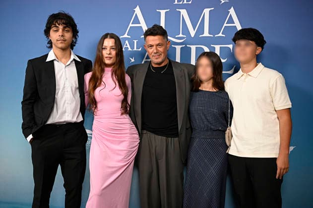 Premiere of the musical El alma al aire, featuring songs by Alejandro Sanz. Alejandro Sanz alongside his children—Alexander Sánchez Rivera, Manuela Sánchez Michel, Alma Sánchez Perera, and Dylan Sánchez Perera— during the premiere of the musical El alma al aire at the Ocaso Coliseum Theater on September 30, 2026, in Madrid, Spain. This new musical, inspired by the songs of Alejandro Sanz, transforms some of the most iconic tracks of his career into the driving force behind a moving story, relatable, and deeply human. A theatrical journey that speaks of freedom, the bonds that sustain us, and the courage needed to pursue what truly matters. MUSICAL PHOTOCALL Madrid, Spain Copyright: xFranciscoxGuerrax 7811524