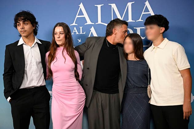 Premiere of the musical El alma al aire, featuring songs by Alejandro Sanz. Alejandro Sanz alongside his children—Alexander Sánchez Rivera, Manuela Sánchez Michel, Alma Sánchez Perera, and Dylan Sánchez Perera— during the premiere of the musical El alma al aire at the Ocaso Coliseum Theater on September 30, 2026, in Madrid, Spain. This new musical, inspired by the songs of Alejandro Sanz, transforms some of the most iconic tracks of his career into the driving force behind a moving story, relatable, and deeply human. A theatrical journey that speaks of freedom, the bonds that sustain us, and the courage needed to pursue what truly matters. MUSICAL PHOTOCALL Madrid, Spain Copyright: xFranciscoxGuerrax 7811525