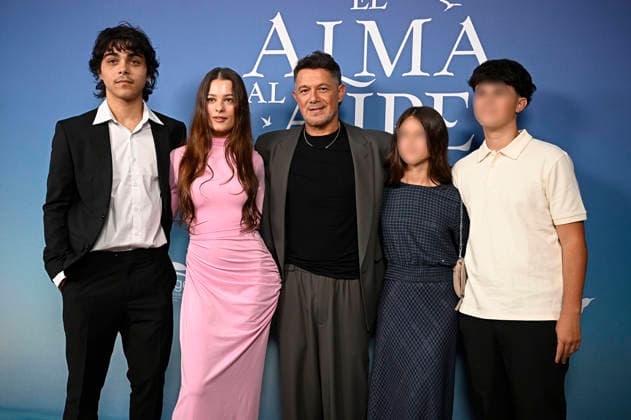 Premiere of the musical El alma al aire, featuring songs by Alejandro Sanz. Alejandro Sanz alongside his children—Alexander Sánchez Rivera, Manuela Sánchez Michel, Alma Sánchez Perera, and Dylan Sánchez Perera— during the premiere of the musical El alma al aire at the Ocaso Coliseum Theater on September 30, 2026, in Madrid, Spain. This new musical, inspired by the songs of Alejandro Sanz, transforms some of the most iconic tracks of his career into the driving force behind a moving story, relatable, and deeply human. A theatrical journey that speaks of freedom, the bonds that sustain us, and the courage needed to pursue what truly matters. MUSICAL PHOTOCALL Madrid, Spain Copyright: xFranciscoxGuerrax 7811526
