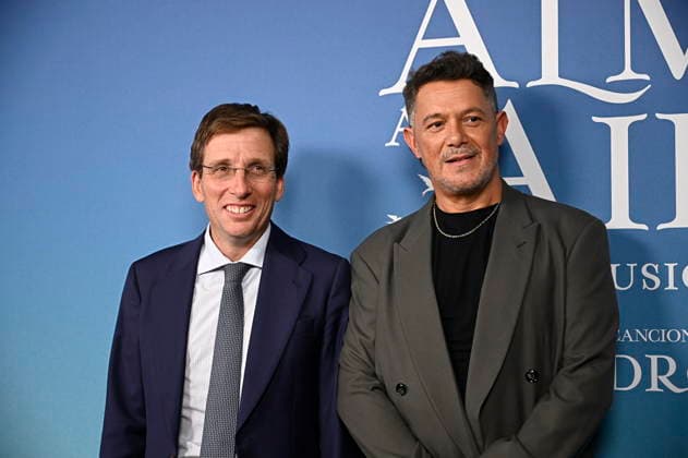 Premiere of the musical El alma al aire, featuring songs by Alejandro Sanz José Luis Martínez Almeida and Alejandro Sanz during the premiere of the musical El alma al aire at the Ocaso Coliseum Theater on September 30, 2026, in Madrid, Spain This new musical, inspired by the songs of Alejandro Sanz, transforms some of the most iconic tracks of his career into the driving force behind a moving story, relatable, and deeply human. A theatrical journey that explores freedom, the bonds that sustain us, and the courage needed to pursue what truly matters. MUSICAL PHOTOCALL Madrid, Spain Copyright: xFranciscoxGuerrax 7811531