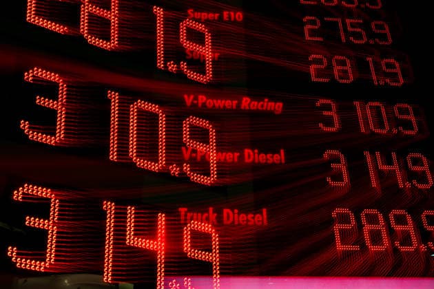 Record prices over 3 euros at the Peppenhoven highway rest stop before the fuel rebate on September 30, 2026: A display board showing record prices at the gas station of the Peppenhoven highway rest stop on the A61 nea Copyright: xMarcxJohnx