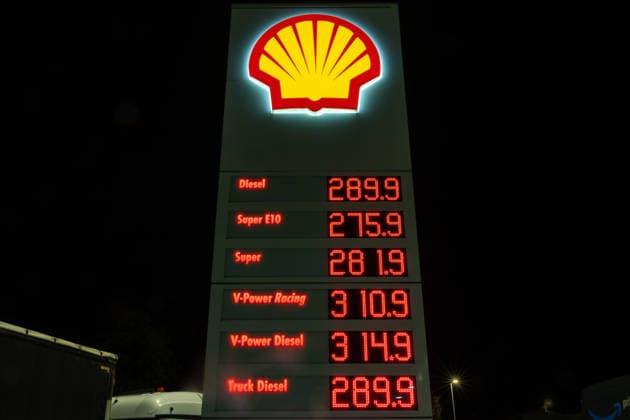 Record prices over 3 euros at the Peppenhoven highway rest stop before the fuel rebate on September 30, 2026: A display board showing record prices at the gas station of the Peppenhoven highway rest stop on the A61 nea Copyright: xMarcxJohnx