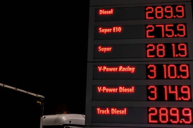 Record prices over 3 euros at the Peppenhoven highway rest stop before the fuel rebate on September 30, 2026. A display board showing record prices at the gas station of the Peppenhoven highway rest stop on the A61 nea Copyright: xMarcxJohnx