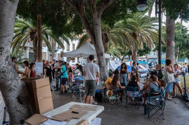 September 30, 2026, Las Palmas De Gran Canaria, Las Palmas, Spain: LAS PALMAS DE GRAN CANARIA, SPAIN, SEPTEMBER 30, 2026: Around 100 housing activists take part in a protest camp outside the Government Delegation in Las Palmas de Gran Canaria, calling for affordable housing and measures to address housing insecurity. The action forms part of a wider wave of housing protests and encampments across Spain following demonstrations sparked by the eviction of Madrid resident Maricarmen Abascal. Las Palmas De Gran Canaria Spain  - ZUMAq101 20260930_zna_q101_212 Copyright: xAlexxBashax
