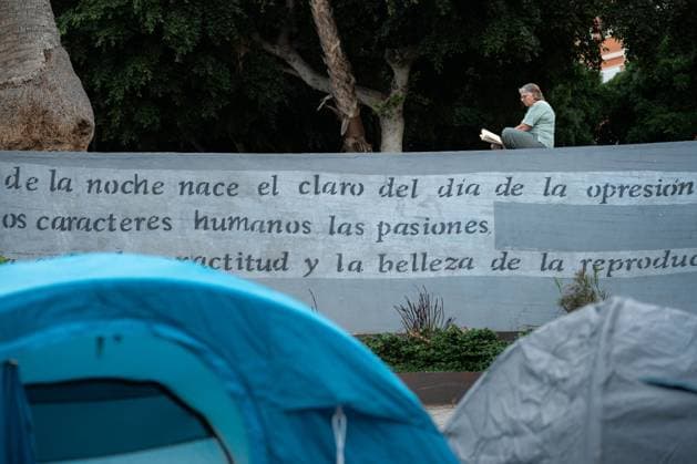 September 30, 2026, Las Palmas De Gran Canaria, Las Palmas, Spain: LAS PALMAS DE GRAN CANARIA, SPAIN, SEPTEMBER 30, 2026: Around 100 housing activists take part in a protest camp outside the Government Delegation in Las Palmas de Gran Canaria, calling for affordable housing and measures to address housing insecurity. The action forms part of a wider wave of housing protests and encampments across Spain following demonstrations sparked by the eviction of Madrid resident Maricarmen Abascal. Las Palmas De Gran Canaria Spain  - ZUMAq101 20260930_zna_q101_216 Copyright: xAlexxBashax