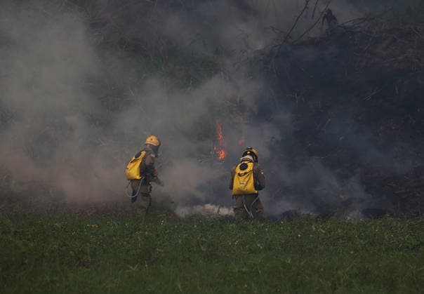 A wildfire burns vegetation near AM-070 highway Firefighters work to extingish a wildfire near AM-070 highway, in the Cacau Pirera district of Iranduba, in Brazilian northern Amazonas state, this Wednesday afternoon, September 30, 2026. The Government of Amazonas declared state of emergency for all 62 municipalities in the state due to severe drought and high temperatures driven by the El Nino phenomenon. Photo: EDMAR BARROS ATO PRESS ESTADAO CONTEUDO Iranduba Amazonas Brazil  Copyright: xEdmarxBarrosx