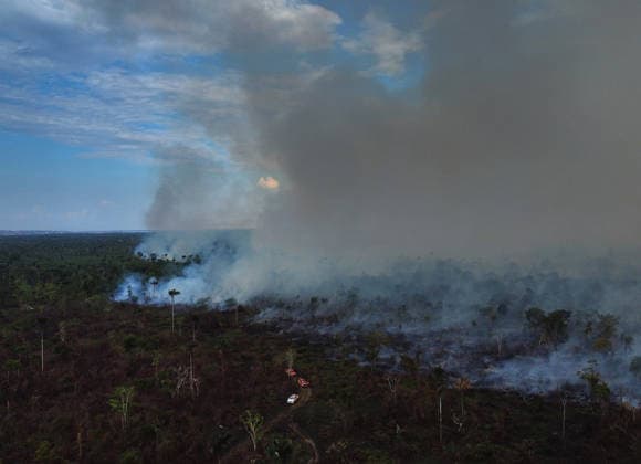 A wildfire burns vegetation near AM-070 highway Aerial image captured by drone shows a wildfire burning a vegetation near AM-070 highway, in the Cacau Pirera district of Iranduba, in Brazilian northern Amazonas state, this Wednesday afternoon, September 30, 2026. The Government of Amazonas declared state of emergency for all 62 municipalities in the state due to severe drought and high temperatures driven by the El Nino phenomenon. Photo: EDMAR BARROS ATO PRESS ESTADAO CONTEUDO Iranduba Amazonas Brazil  Copyright: xEdmarxBarrosx