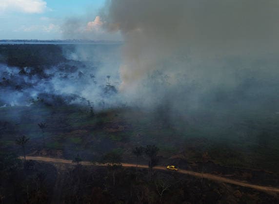 A wildfire burns vegetation near AM-070 highway A wildfire burns vegetation near AM-070 highway, in the Cacau Pirera district of Iranduba, in Brazilian northern Amazonas state, this Wednesday afternoon, September 30, 2026. The Government of Amazonas declared state of emergency for all 62 municipalities in the state due to severe drought and high temperatures driven by the El Nino phenomenon. Photo: EDMAR BARROS ATO PRESS ESTADAO CONTEUDO Iranduba Amazonas Brazil  Copyright: xEdmarxBarrosx