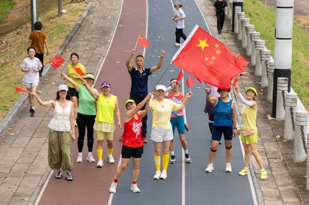 JINHUA, CHINA - OCTOBER 01: Citizens exercise on the smart running track along the Dongyang River at Aiqing Cultural Park to celebrate National Day on October 1, 2026 in Jinhua, Zhejiang Province of China.  Copyright: xVCGx 111670884315