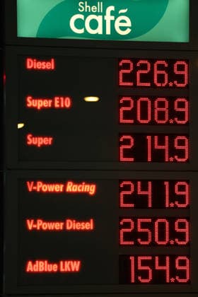 What will happen to gas prices? Gas prices remain at very high levels. The so-called gas discount has been in effect since midnight. The federal governmen