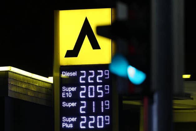 What will happen next with gas prices? Gas prices remain at very high levels. The so-called gas rebate has been in effect since midnight. The federa