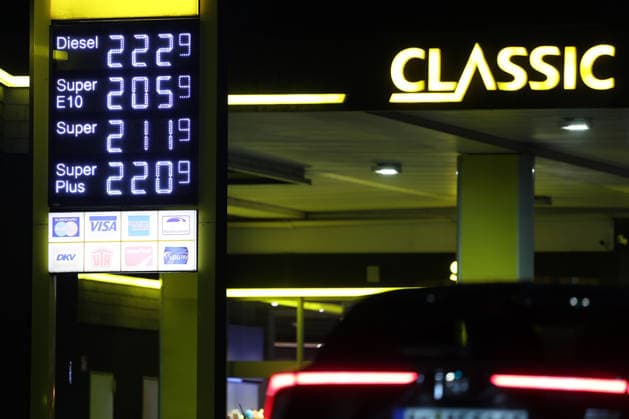 What will happen next with gas prices? Gas prices remain at very high levels. The so-called gas rebate has been in effect since midnight. The federa