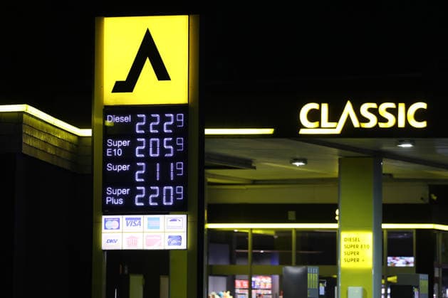 What will happen next with gas prices? Gas prices remain at very high levels. The so-called gas rebate has been in effect since midnight. The federa