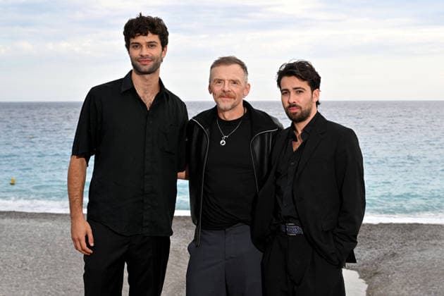 Liam Hellmann, Simon Pegg and Charles Benoin, the producer of the film, at the photocall for the film *Only What We Carry*, directed by J. Adams, during the 8th edition of the Cinéroman Festival in Nice on September 30, 2026. Bruno Bebert, Dominique Jacovides, Bestimage. Photocall for the film *Only What We Carry*, directed by J. Adams, at the 8th edition of the Cinéroman Festival in Nice on September 30, 2026, NICE, France Copyright: xDominiquexJacovidesx-xBrunoxBebertx xBestimagexDominiquexJacovidesx-xBrunoxBebertx xBestimagex