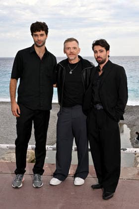 Liam Hellmann, Simon Pegg and Charles Benoin, the producer of the film, at the photocall for the film *Only What We Carry*, directed by J. Adams, during the 8th edition of the Cinéroman Festival in Nice on September 30, 2026. Bruno Bebert, Dominique Jacovides, Bestimage. Photocall for the film *Only What We Carry*, directed by J. Adams, at the 8th edition of the Cinéroman Festival in Nice on September 30, 2026, NICE, France Copyright: xDominiquexJacovidesx-xBrunoxBebertx xBestimagexDominiquexJacovidesx-xBrunoxBebertx xBestimagex