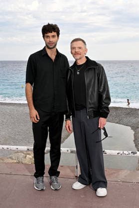 Liam Hellmann and Simon Pegg at a photocall for the film *Only What We Carry*, directed by J. Adams, during the 8th edition of the Cinéroman Festival in Nice on September 30, 2026. Bruno Bebert, Dominique Jacovides, Bestimage. Photocall for the film *Only What We Carry*, directed by J. Adams, at the 8th edition of the Cinéroman Festival in Nice on September 30, 2026, NICE, France Copyright: xDominiquexJacovidesx-xBrunoxBebertx xBestimagexDominiquexJacovidesx-xBrunoxBebertx xBestimagex