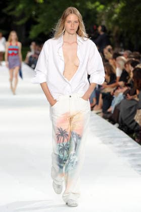 PFW - Stella McCartney Runway A model walks the runway during the Stella McCartney Womenswear Spring Summer 2027 show as part of Paris Fashion Week on September 30, 2026 in Paris, France. Photo by Alain-Gil Gonzalez ABACAPRESS.COM Paris France  Copyright: xGonzalezxAlain-Gil ABACAx
