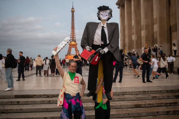 Protesters At Trocadero Against Javier Milei Visit - Paris Demonstrators gather at the Trocadéro in Paris, France on September 30, 2026 with the Eiffel Tower in the background to protest against Argentine President Javier Milei s planned visit to the Argentine Embassy. Photo by Fabrice Sapte ABACAPRESS.COM Paris France  Copyright: xSaptexFabrice ABACAx