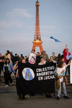 Protesters At Trocadero Against Javier Milei Visit - Paris Demonstrators gather at the Trocadéro in Paris, France on September 30, 2026 with the Eiffel Tower in the background to protest against Argentine President Javier Milei s planned visit to the Argentine Embassy. Photo by Fabrice Sapte ABACAPRESS.COM Paris France  Copyright: xSaptexFabrice ABACAx