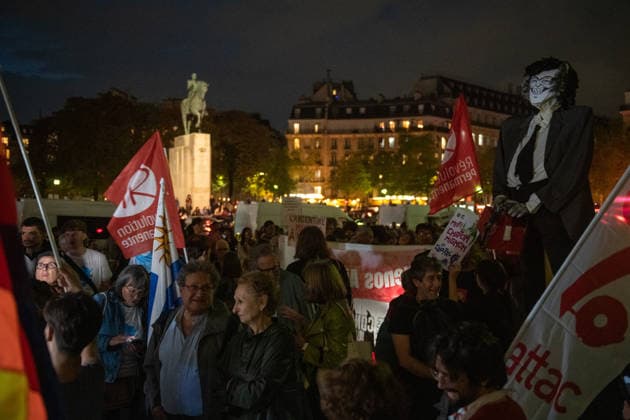 Protesters At Trocadero Against Javier Milei Visit - Paris Demonstrators gather at the Trocadéro in Paris, France on September 30, 2026 to protest against Argentine President Javier Milei s planned visit to the Argentine Embassy. Photo by Fabrice Sapte ABACAPRESS.COM Paris France  Copyright: xSaptexFabrice ABACAx