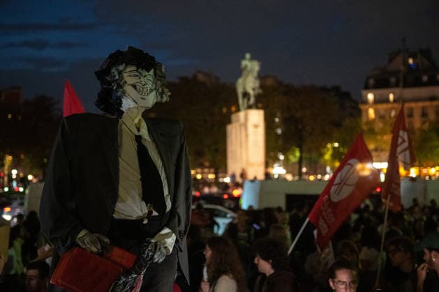 Protesters At Trocadero Against Javier Milei Visit - Paris Demonstrators gather at the Trocadéro in Paris, France on September 30, 2026 to protest against Argentine President Javier Milei s planned visit to the Argentine Embassy. Photo by Fabrice Sapte ABACAPRESS.COM Paris France  Copyright: xSaptexFabrice ABACAx
