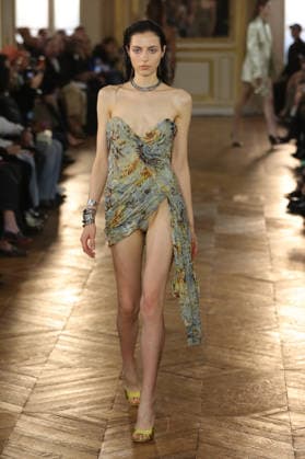 PFW - Balmain Runway A model walks the runway during the Balmain Womenswear Spring Summer 2027 show as part of Paris Fashion Week on September 30, 2026 in Paris, France. Photo by Alain-Gil Gonzalez ABACAPRESS.COM Paris France  Copyright: xGonzalezxAlain-Gil ABACAx