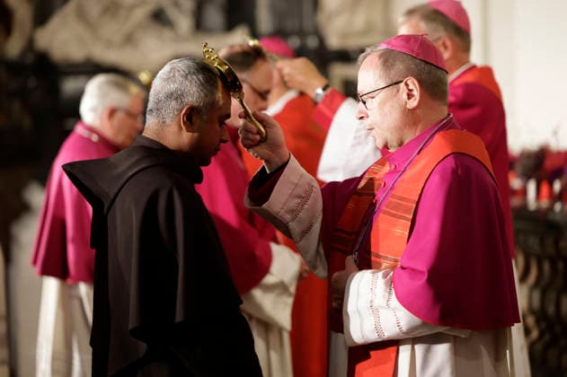 Joshy Pottackal and Georg Bätzing at the Boniface Vespers during the fall general assembly of the German Bishops Conference at Fulda Cathedral, Fulda, September 30, 2026 Foto:xP.xBackx xFuturexImagex bonifatiusvesper_6929