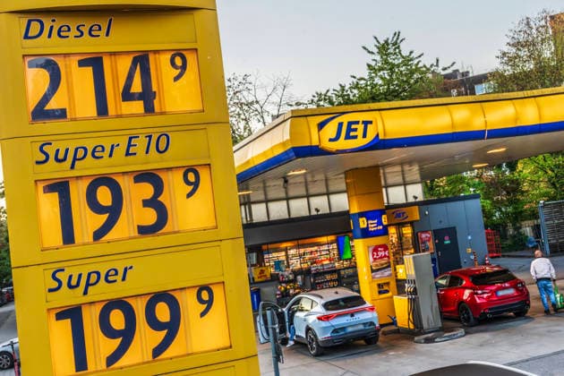 The new gas discount is taking effect; gas prices have dropped. Customers are filling up at 7:30 a.m. at the JET gas st