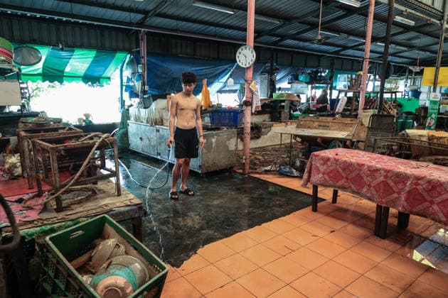 October 1, 2026, Bangkok, Bangkok, Thailand: Floodwaters inside the Klong Chan flats return to normal levels after 48 hours of heavy rain caused sudden flash flooding for over a week, submerging numerous vehicles, in Bangkok, Thailand, October 1, 2026. Bangkok Thailand  - ZUMAp219 20261001_zip_p219_035 Copyright: xNattaphonxPhanphongsanonx
