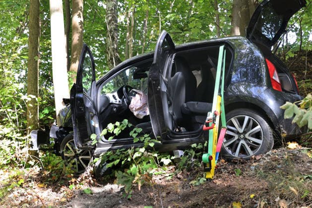 Car Crashes Into Tree, September 30, 2026, Zschopau, 12:15 p.m. A Seat passenger car was traveling on the S228 toward Zschopau. At the Zschopau town limits, heading toward Gelenau, the vehicle veered to the right off the road, drove up a slope, and crashed into a tree. Driver injured, road closed; emergency responders, fire department, and police on the scene; Chemnitz, Saxony, Germany