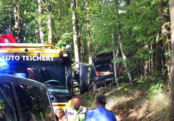 Car Crashes Into Tree, September 30, 2026, Zschopau, 12:15 p.m. A Seat passenger car was traveling on the S228 toward Zschopau. At the Zschopau town limits, heading toward Gelenau, the vehicle veered to the right off the road, drove up a slope, and crashed into a tree. Driver injured, road closed; emergency responders, fire department, and police on the scene; Chemnitz, Saxony, Germany