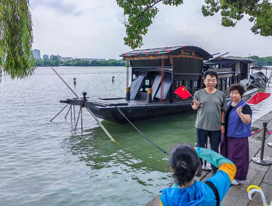 (261001) -- BEIJING, Oct. 1, 2026 -- Tourists pose for a photo at the Nanhu Lake scenic area in Jiaxing, east China s Zhejiang Province, Oct. 1, 2026. People celebrated the 77th anniversary of the founding of the People s Republic of China in various ways on Thursday. ) CHINA-NATIONAL DAY-CELEBRATION (CN) XuxYu 