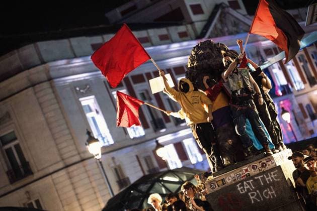 October 1, 2026, Madrid, Madrid, SPAIN: Thousands of protesters continue the protest during the fifth night of the encampment in Puerta del Sol, Madrid, where young people from various groups and social movements gather in assemblies to decide the future of the protest and lead the debate on the housing problem and the system. Madrid SPAIN  - ZUMAc270 20261001_zip_c270_050 Copyright: xDavidxCruzxSanzx
