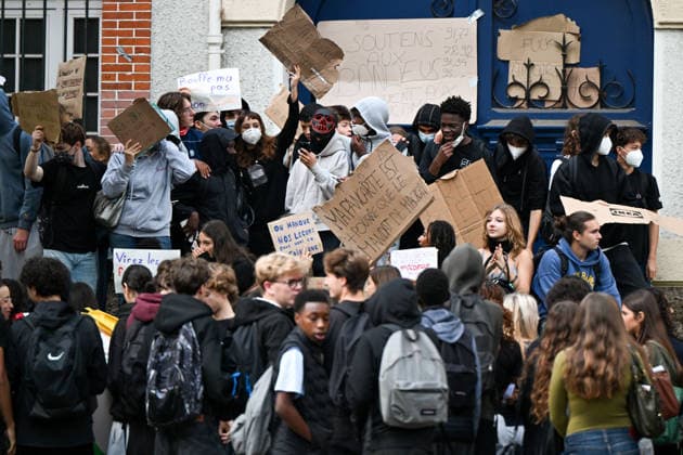 Students Gather During a Blockade at The Lycee Carnot - Paris Students gather during a blockade at the Lycee Carnot high school in Paris, France, on October 1st, 2026. Protests and student-led entrance blockades have intensified across Ile-de-France and regional urban centers in recent days, as secondary students demonstrate against poor learning conditions. Photo by Lionel Urman ABACAPRESS.COM Paris France  Copyright: xUrmanxLionel ABACAx
