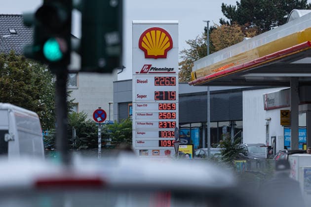 Gas Prices on the Morning of the New Gas Rebate in Bonn, October 1, 2026 On October 1, 2026, the so-called fuel rebate on gasoline and diesel will take effect once again. Fuel is expected to become up to 17 cents cheaper at gas stations across Germany. On the first day of the new fuel rebate, prices at gas stati Copyright: xSebastianxDerixx