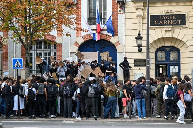 Students Gather During a Blockade at The Lycee Carnot - Paris Students gather during a blockade at the Lycee Carnot high school in Paris, France, on October 1st, 2026. Protests and student-led entrance blockades have intensified across Ile-de-France and regional urban centers in recent days, as secondary students demonstrate against poor learning conditions. Photo by Lionel Urman ABACAPRESS.COM Paris France  Copyright: xUrmanxLionel ABACAx