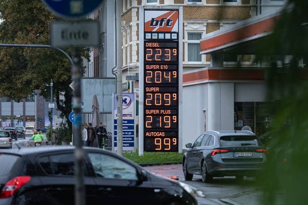 Gas Prices on the Morning of the New Gas Rebate in Bonn, October 1, 2026 On October 1, 2026, the so-called fuel rebate on gasoline and diesel will take effect once again. Fuel is expected to become up to 17 cents cheaper at gas stations across Germany. On the first day of the new fuel rebate, prices at gas stati Copyright: xSebastianxDerixx