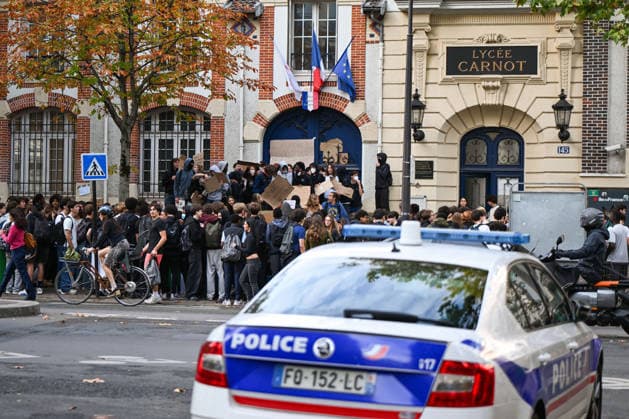 Students Gather During a Blockade at The Lycee Carnot - Paris Students gather during a blockade at the Lycee Carnot high school in Paris, France, on October 1st, 2026. Protests and student-led entrance blockades have intensified across Ile-de-France and regional urban centers in recent days, as secondary students demonstrate against poor learning conditions. Photo by Lionel Urman ABACAPRESS.COM Paris France  Copyright: xUrmanxLionel ABACAx