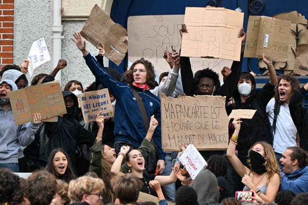 Students Gather During a Blockade at The Lycee Carnot - Paris Students gather during a blockade at the Lycee Carnot high school in Paris, France, on October 1st, 2026. Protests and student-led entrance blockades have intensified across Ile-de-France and regional urban centers in recent days, as secondary students demonstrate against poor learning conditions. Photo by Lionel Urman ABACAPRESS.COM Paris France  Copyright: xUrmanxLionel ABACAx