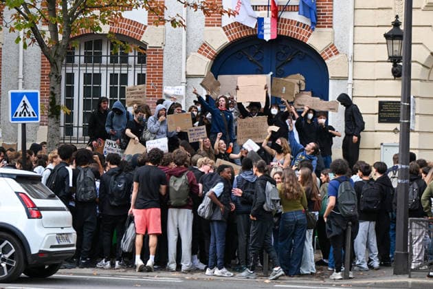 Students Gather During a Blockade at The Lycee Carnot - Paris Students gather during a blockade at the Lycee Carnot high school in Paris, France, on October 1st, 2026. Protests and student-led entrance blockades have intensified across Ile-de-France and regional urban centers in recent days, as secondary students demonstrate against poor learning conditions. Photo by Lionel Urman ABACAPRESS.COM Paris France  Copyright: xUrmanxLionel ABACAx